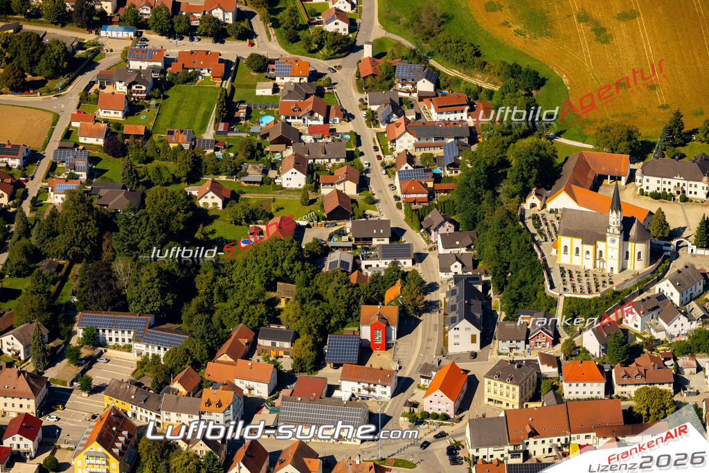 Das Luftbild zeigt : Kirche Friedhof Mallersdorf-Pfaffenberg - Die Luftaufnahme wurde 2023 vom UL-Flugzeug aus erstellt ( keine Drohne ) - Hochauflösende Luftaufnahme - Für grossformatige Ausdrucke geeignet. Die Geschenkidee !Mit Lizenz und Bildrechte bestellbar