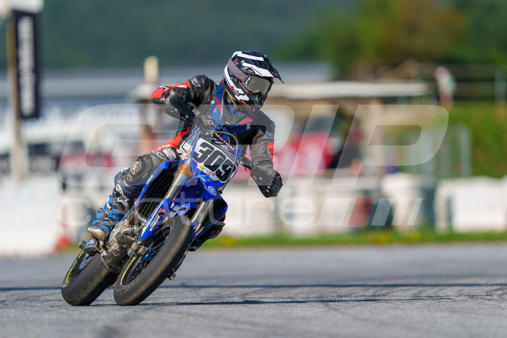 SuperMoto_Staatsmeisterschaft_Greinbach_192 | GRIPcapture steht für authentische Sportfotografie in Österreich – für Momente, die mehr sind als Geschwindigkeit oder Ergebnis. Es geht um Emotion, Spannung, Fokus und den Augenblick, der oft nur einen Wimpernschlag dauert.Ob Motorsport, Teamsport oder 