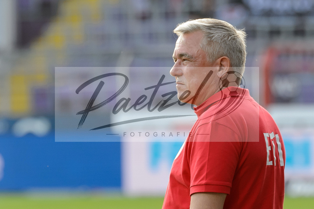OSNVKO20210906_57 | Fussball, Herren: Trainer Olaf Janssen (FC Viktoria Koeln) schaut beim Spiel der 3. Liga zwischen VfL Osnabrueck und FC Viktoria Koeln im Stadion an der Bremer Bruecke am 06.09.2021 in Osnabrueck, Deutschland.DFB / DFL REGULATIONS PROHIBIT ANY USE OF PHOTOGRAPHS AS IMAGE SEQUENCES AND/OR QUASI-VIDEO. - Realisiert mit Pictrs.com