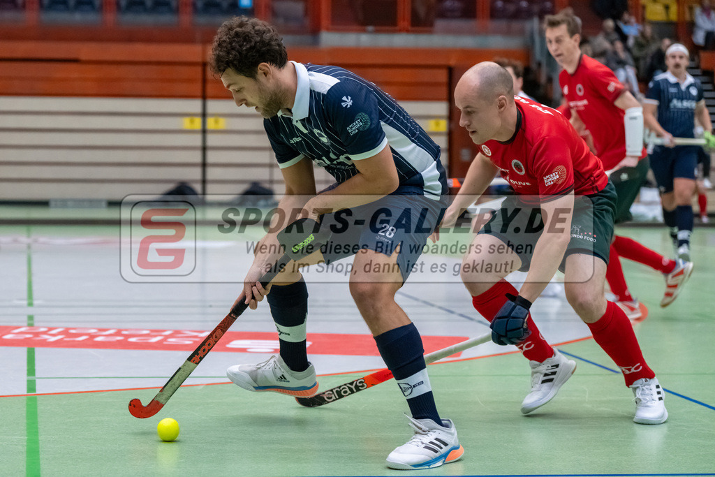 HK_20241207_109604 | 1. Bundesliga Halle Herren Crefelder HTC - Blau Weiss Köln am 7.12.2024 CHTC Glockenspitz Halle , Krefeld , Jonathan Ehling ( CHTC ) , Cedric Nagl ( Blau Weiß Köln #28 )