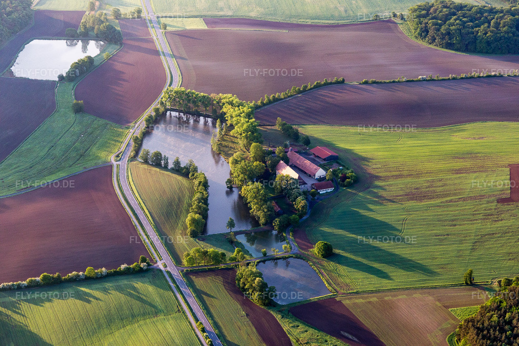 Luftbild: Gehöft und Bauernhof- Nebengebäude am Hofsee im Ortsteil Geusfeld in Rauhenebrach im Bundesland Bayern in Deutschland. Foto: IMG_107209.jpg vom 10.05.2018 durch Werner Riehm/FLY-FOTO.de