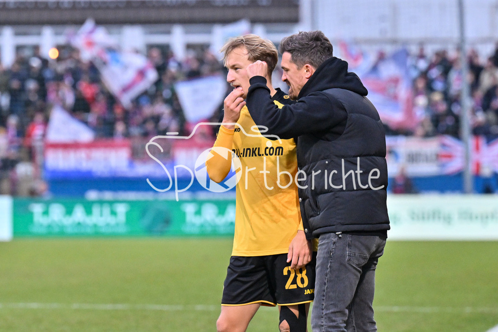 SpVgg Unterhaching - Dynamo Dresden | im Gespreach Sascha RISCH (Dynamo Dresden 28) und Dynamo Dresden Trainer Thomas STAMM / 3. Liga: SpVgg Unterhaching - Dynamo Dresden, Uhlsportpark am 21.12.2024