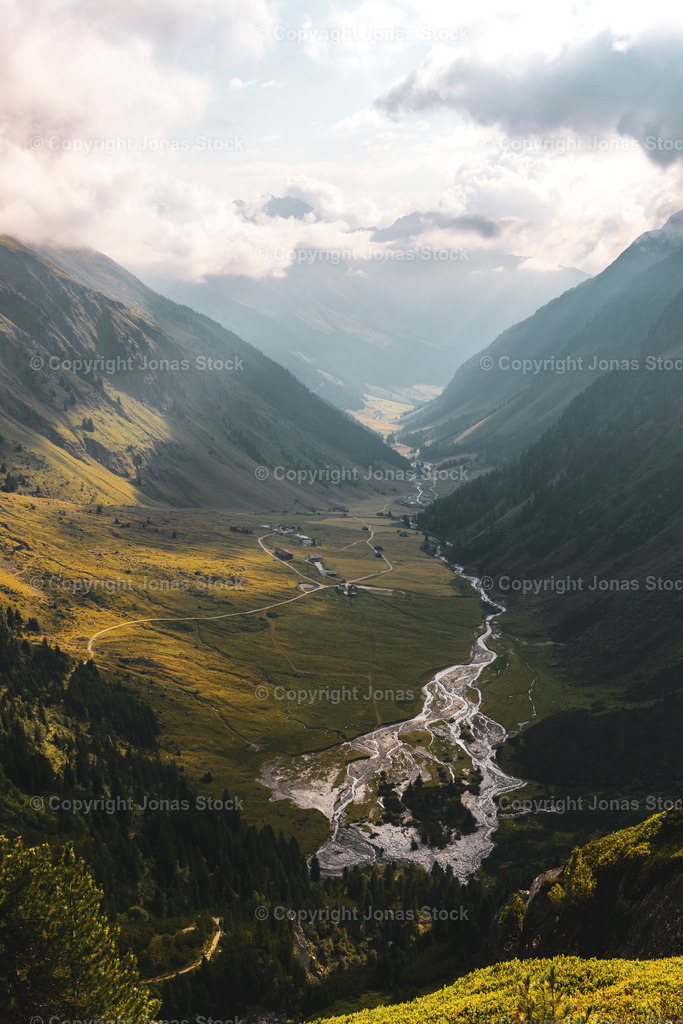 The Valley | Beautiful view down a valley in the Stubai Alps.  - Realisiert mit Pictrs.com