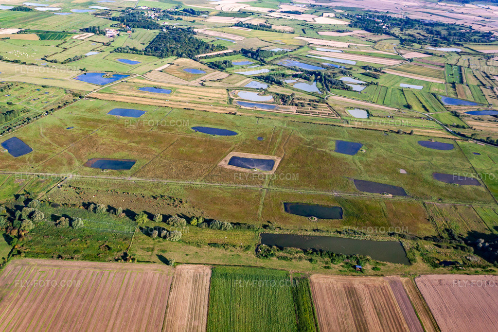 Aerial view: View of the town in Lanchères in the state Somme, France. – Photo: IMG_70990.jpg taken on 08/24/2014 by Werner Riehm/FLY-FOTO.com – Resolution of the original: 4752 x 3168 px
