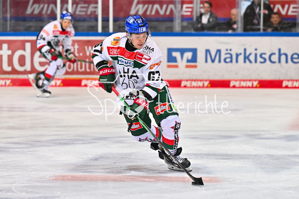 Iserlohn Roosters - Augsburger Panther | am PUck Florian ELIAS (Augsburger Panther #67) / Einzelfoto / Freisteller / DEL: Iserlohn Roosters - Augsburger Panther, Eissporthalle Iserlohn am 07.03.2025