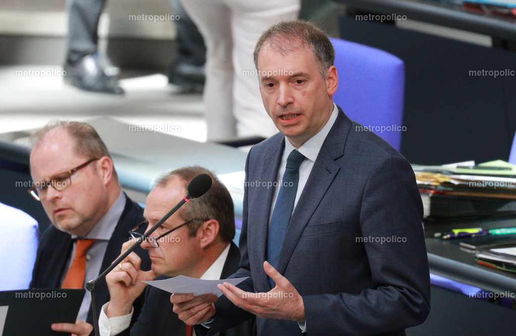 Niels Annen gibt Auskunft bei der Befragung der Bundesregierung | Metropolico