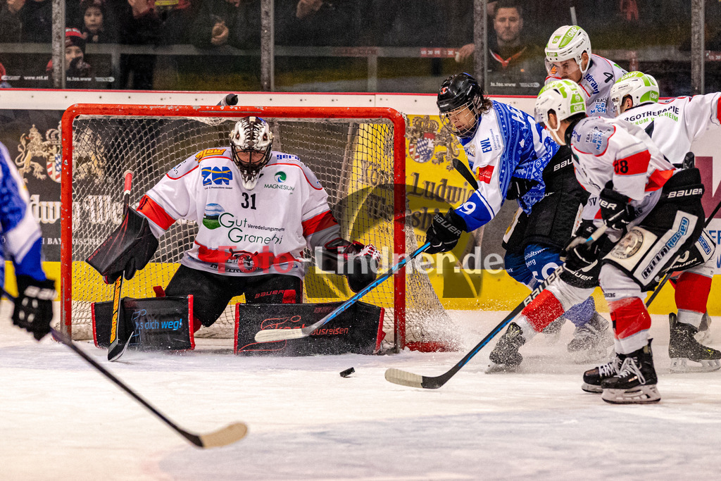 HC Landsberg Riverkings vs TSV Peißenberg Miners | Eishockey Bayernliga 2023/2024, HC Landsberg Riverkings vs TSV Peißenberg Miners, 20231217,
Kampf um den Puck Lukas HEß (HCL 69) und Zackary BROSS (Miners 88),
2023-12-17 in Landsberg (Eisstadion)
31 Korbinian SERTL (Miners Goali 31), 69 Lukas HEß (HCL 69), 51 Maximilian BRAUER (Miners 51), 88 Zackary BROSS (Miners 88)
Copyright: WolfgangxLindner foto-lindner.de