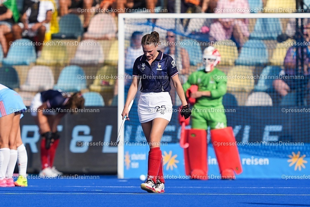 xydrx13082503046 | 13.08.2025, xydrx, Frauen EuroHockey Championship 2025, Gruppenphase, Gruppe A, Niederlande - Frankreich, Sparkassenpark Mönchengladbach: Albane Garot (FRA #25) schaut zu Boden