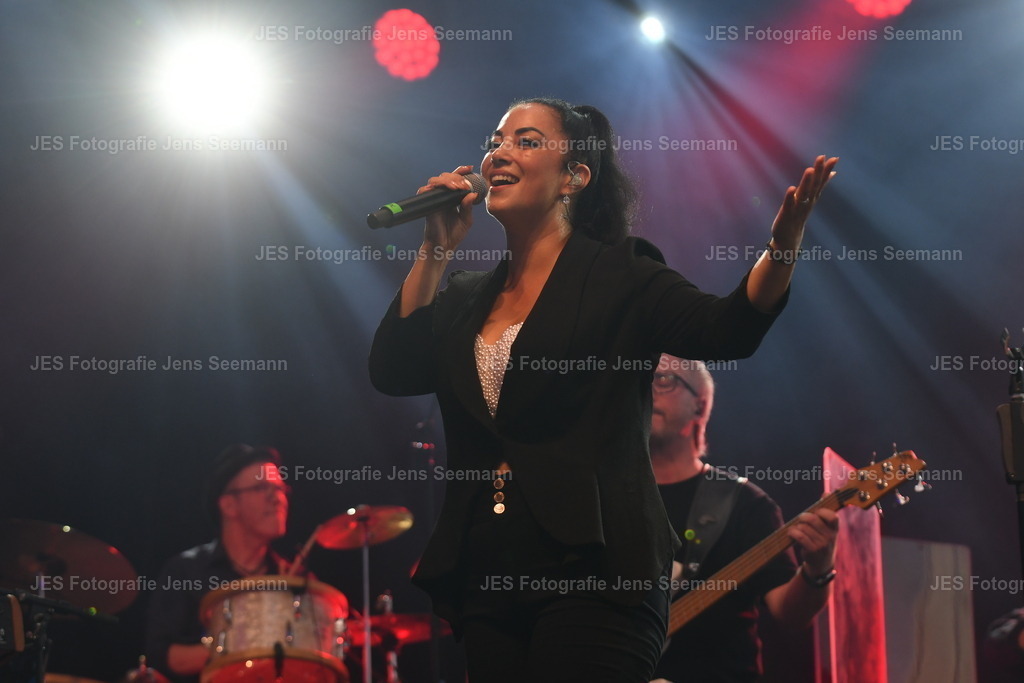 2026_Deborah Lee und the news_One Moment time Whitney Houston__0587 | Fotograf Jens Seemann - Realisiert mit Pictrs.com