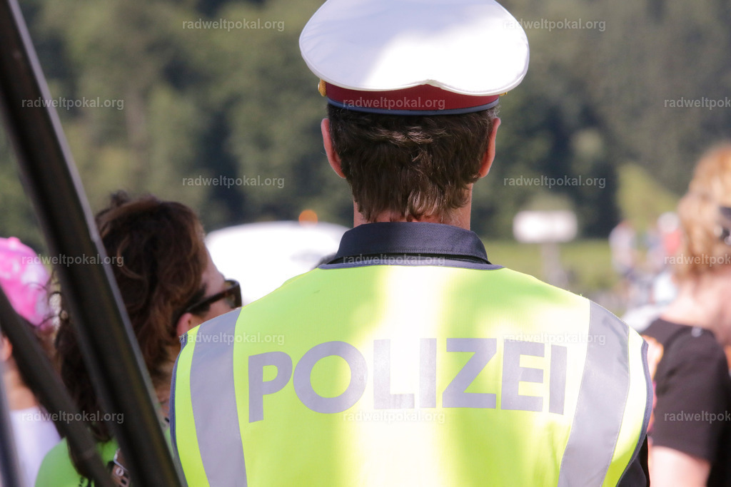 1088_20230817_Bewerb_Maenner_Muehlanger | AUT - OESTERREICH, 2023-08-16: SPORT RENNRAD-FAHREN - 55. INTERNATIONALER RADWELTPOKAL IN ST. JOHANN IN TIROL  - Vintage-Radrennen mit WM-Bronze-Medaillen-Siegerin Christina Schweinberger, den Teilnehmer und Alexander Baumann (vom Orginastions-Team) - TAG 2 BEWERB MAENNER IN SECHS GRUPPEN  ; Foto: Roland Muehlanger