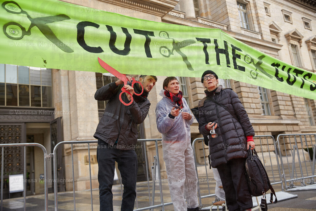 251114_SaveOurStudios_AGH_02 | Mit einer Lärmdemo und dem Durchschneiden eines Banners mit der Aufschrift "Cut the cuts" protestieren Künstler*innen am 14.11.2025 vor dem Berliner Abgeordnetenhaus gegen finanzielle Kürzungen in ihrem Bereich. - Realisiert mit Pictrs.com