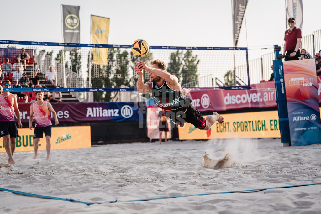 Beachvolleyball | Männer | Allianz German Beach Tour 2025 | Tourstop Bremen | 13.06.2025 | Eric Stadie-Seeber springt zum Ball