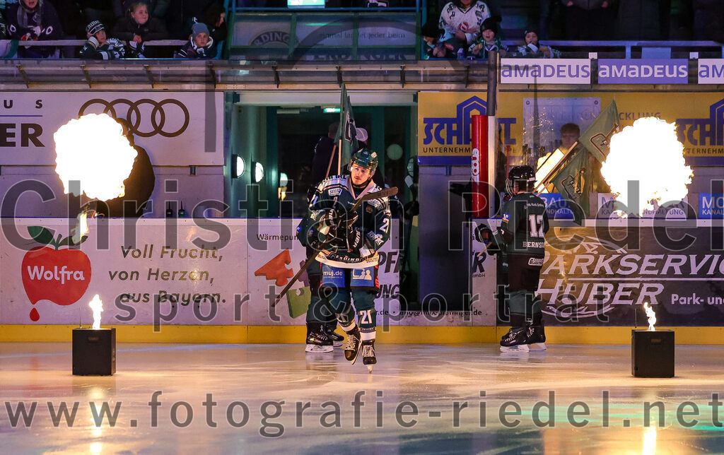 2025-12-23_019_TSV_Erding_gegen_Heilbronner_Falken | Erding, Deutschland, 23.12.2025:Eishockey, Oberliga Süd 2025 / 2026, 29. Spieltag, TSV Erding gegen Heilbronner Falken, Endergebnis: 5:4Erik Modlmayr (Erding Gladiators, #21)Foto: Christian Riedel / fotografie-riedel.net