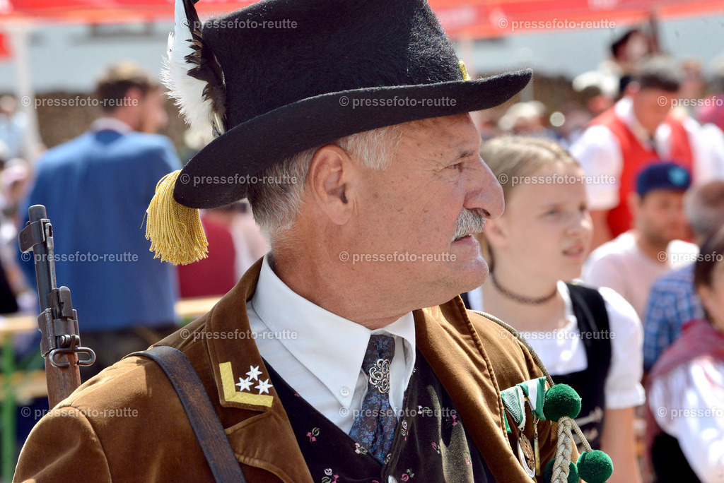 UMZUGENDE-news-2022-Juli24-Bezirksschuetzenfest-Elbigenalp-D8-WTV_3792 | Info aus dem Bezirk Reutte/Ausserfern Tirol sowie eine umfangreiche Bilddatenbank über die gesamte Region: Lechtal, Talkessel Reutte, Tannheimertal, Zwischentoren. Lech, Plansee, Zugspitze, Grenztunnel, B179, Fernpassstraße, Verkehr, Lawinen, Tradition, - Realisiert mit Pictrs.com