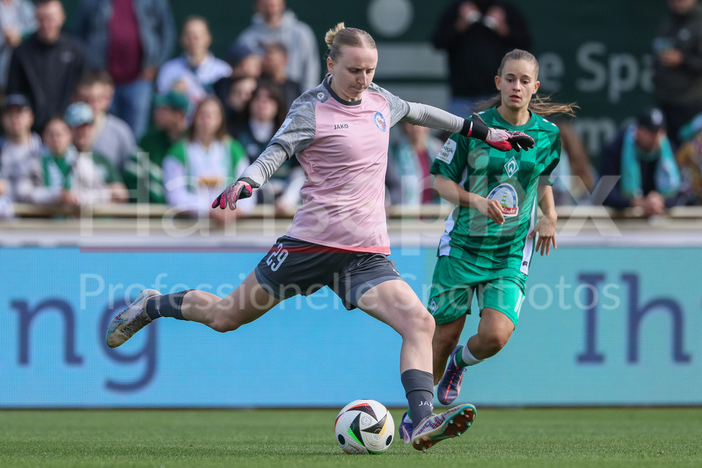 Fussball, Google Pixel Frauen-Bundesliga, SV Werder Bremen - 1. FFC Turbine Potsdam | v.li.: Lesley Lergenmüller (Torhüterin, Torwart, 1. FFC Turbine Potsdam, 29) am Ball, Einzelbild, Ganzkörper, Aktion, Action, Spielszene