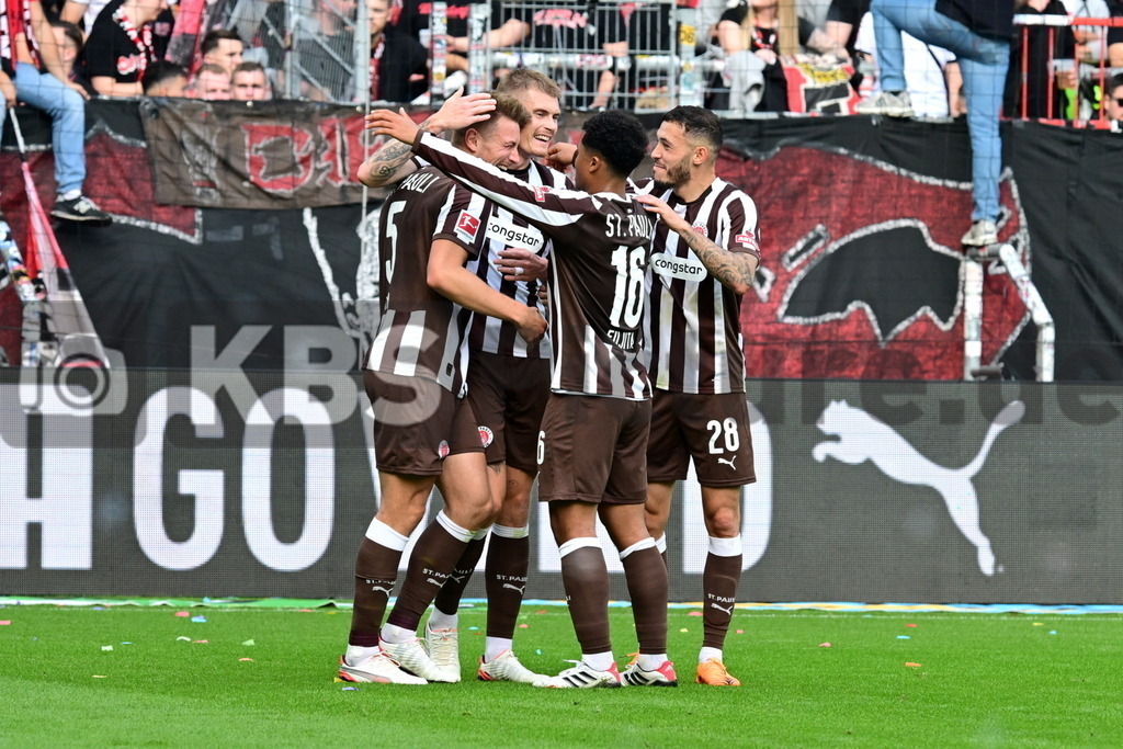 KBS Picture_FCStPauli-Bayer04Leverkusen_008 | St. Pauli Torjubel zum 1:1 v.l. Torschuetze Wahl Hauke (St.Pauli) , Smith Eric (St.Pauli) , Fujita Joel Chima (St.Pauli) , Pereira Lage Mathias (St.Pauli) ,Sportplatz :  Millerntor Stadion, - Realisiert mit Pictrs.com