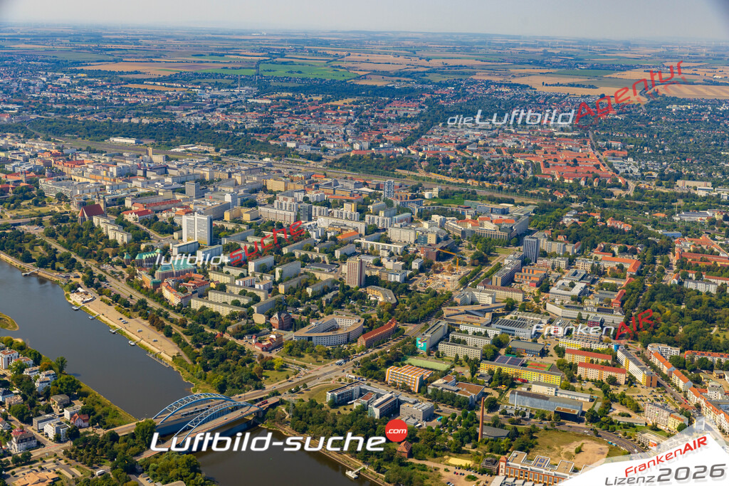 Altstadt Magdeburg Bild- Das Luftbild wurde 2025 vom UL-Flugzeug heraus erstellt ( keine Drohne bzw. Drohnenaufnahme ) - Hochauflösende Luftaufnahme -Nicht vergleichbar mit Google Maps oder Satelittenbilder- Die Geschenkidee !Mit Lizenz und Bildrechte bestellbar - CC