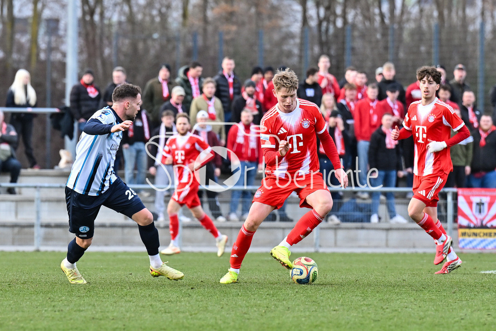 FC Bayern Amateure - Stuttgarter Kickers | MUNICH, GERMANY - 07. FEBRUARY: im Duell Lukas KIEFER (Stuttgarter Kickers 28) und Anton HEINZ (FC Bayern München II 9) während dem Testspiel zwischen den Amateuren des FC Bayern und den Stuttgarter Kickers am FC Bayern Campus