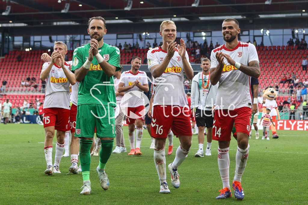 SSV Jahn Regensburg - VfL Bochum | Die Mannschaft der Regensburger bedankt sich bei den Fans nach dem Heimsieg gegen Bochum / Feiert zusammen mit den Zuschauern