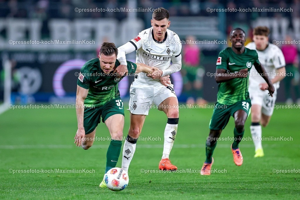 BMG13122502139 | 13.12.2025, Fußball, Borussia Mönchengladbach - VfL Wolfsburg, 1. Fußball Bundesliga, 14.Spieltag, Borussia-Park, Saison 2025 2026: Yannick Gerhardt&nbsp;(VfL Wolfsburg #31) im Zweikampf gegen  Yannik Engelhardt&nbsp;(Borussia Mönchengladbach #06)  DFB regulations prohibit any use of photographs as image sequences and or quasi-video.