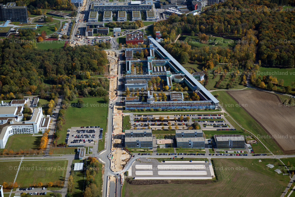 3703781 | ULM 13.10.2017 Campus- Gebäude der Universität Ulm mit Institut für Elektronische Bauelemente und Schaltungen an der Straße Albert-Einstein-Allee in Ulm im Bundesland Baden-Württemberg, Deutschland. Weiterführende Informationen bei: Universität Ulm. // Campus building of the university Ulm with Institut fuer Elektronische Bauelemente and Schaltungen on street Albert-Einstein-Allee in Ulm in the state Baden-Wurttemberg, Germany. Further information at: Universitaet Ulm. Foto: Gerhard Launer