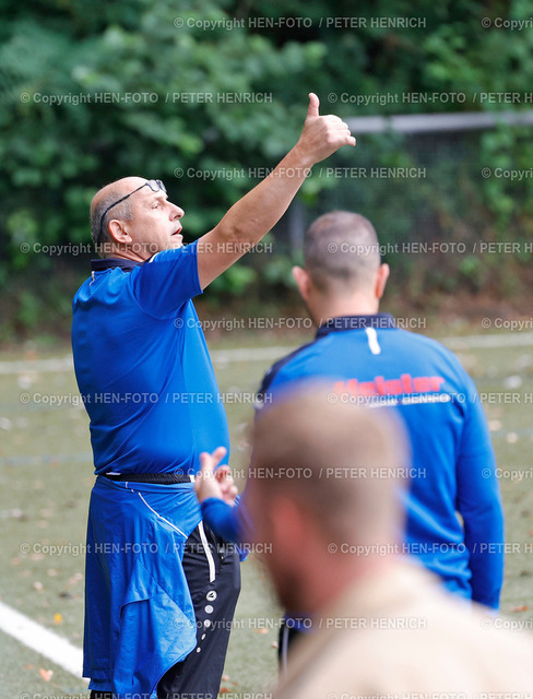Spitzenreiter Hellas Darmstadt verliert zu Hause | 08.09.2024 Fussball Saison 2024 2025 Kreisoberliga Darmstadt Hellas Darmstadt - VFB Ginsheim (1:3) v. li. Trainer Petros Sampsounis (Hellas) (Foto: Peter Henrich) - Realisiert mit Pictrs.com
