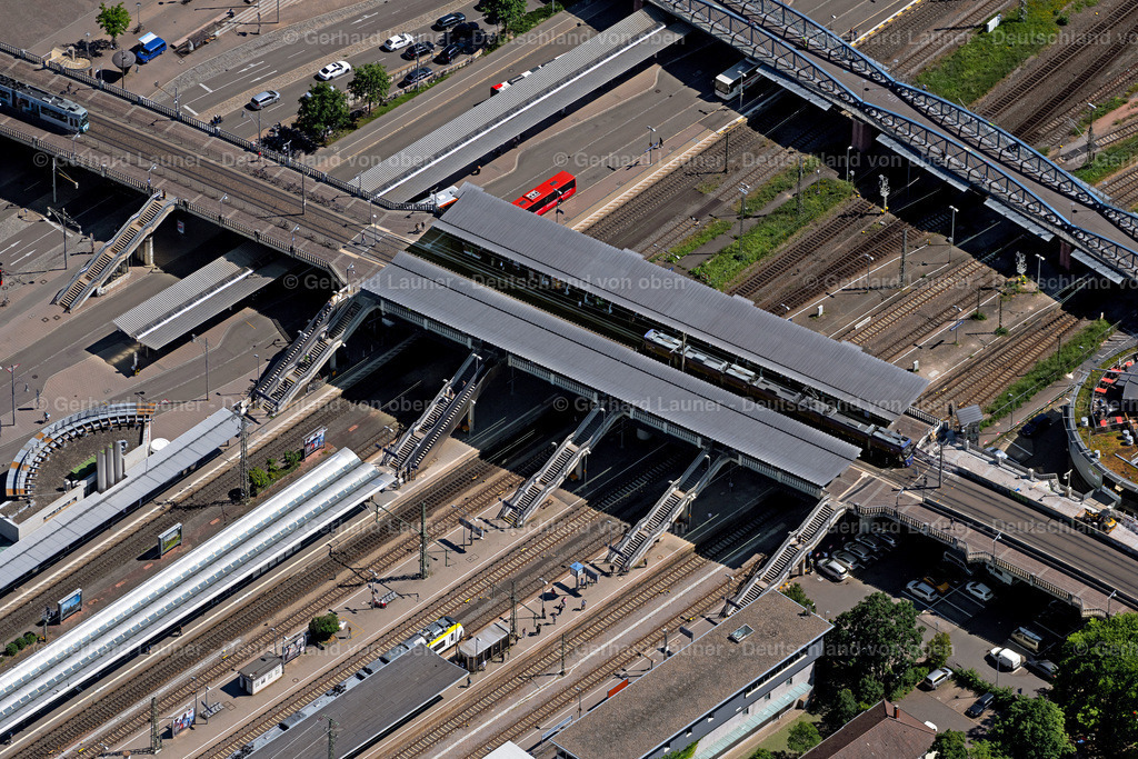 4033367 | FREIBURG IM BREISGAU 30.06.2020 Stadtbahn- Brückenbauwerk "Stadtbahnbrücke" mit Haltestelle zur Überquerung der Bahn- Gleise am Hauptbahnhof - ZOB Freiburg in Freiburg im Breisgau im Bundesland Baden-Württemberg, Deutschland. Weiterführende Informationen bei: Freiburger Verkehrs AG. // Stadtbahn bridge structure "Stadtbahnbruecke" with a stop for crossing the railway tracks at the main station - ZOB Freiburg in Freiburg im Breisgau in the state Baden-Wurttemberg, Germany. Further information at: Freiburger Verkehrs AG. Foto: Gerhard Launer