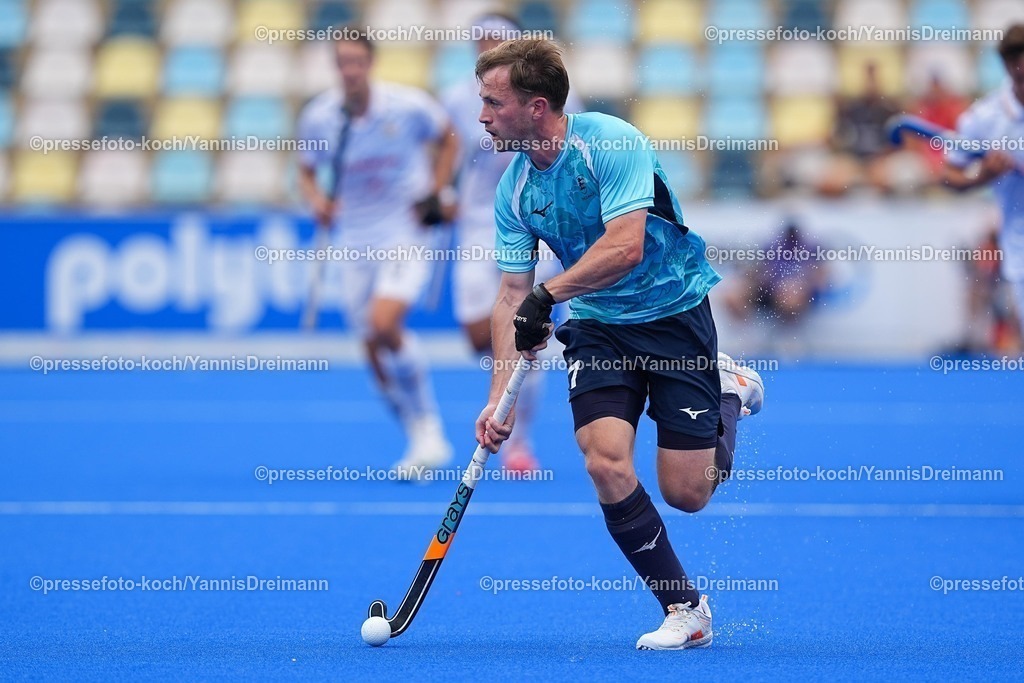 xydrx1408252038 | 14.08.2025, xydrx, Herren EuroHockey Championship 2025, Gruppe C, Belgien - England, Sparkassenpark Mönchengladbach: Zachary Wallace (ENG #7)