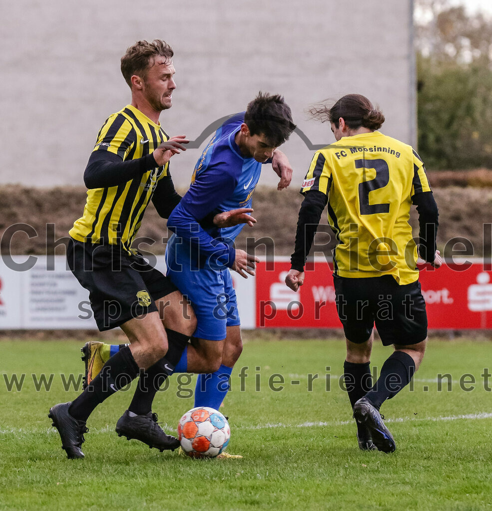 2023-11-11_025_FC_Moosinning_gegen_TSV_Peterskirchen | Moosinning, Deutschland, 11.11.2023:
Fußball, Bezirksliga Oberbayern Ost 2023 / 2024, 17. Spieltag, FC Moosinning gegen TSV Peterskirchen, Endergebnis: 5:0

Thomas Auerweck (FC Moosinning, #19), Kilian Spiel (TSV Peterskirchen, #14), Fehmi Bagci (FC Moosinning, #2)

Foto: Christian Riedel / fotografie-riedel.net