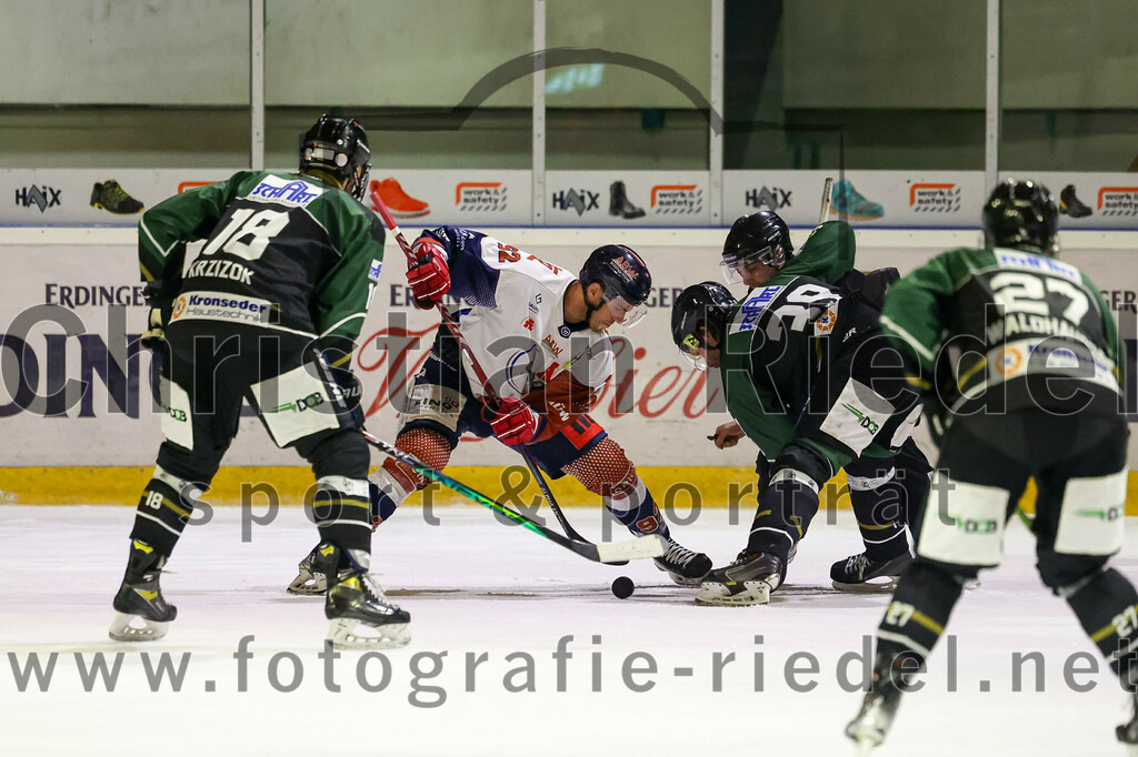 2023-03-07_108_TSV_Erding_gegen_ESC_Kempten | Erding, Deutschland, 07.03.2023:
Eishockey, Bayernliga Playoffs 2022 / 2023, Viertelfinale, TSV Erding gegen ESC Kempten, Endergebnis: 9:3

Daniel Krzizok (Erding Gladiators, #18), Maximilian Schäffler (ESC Kempten, #92), Thomas Plihal (Erding Gladiators, #39)

Foto: Christian Riedel / fotografie-riedel.net