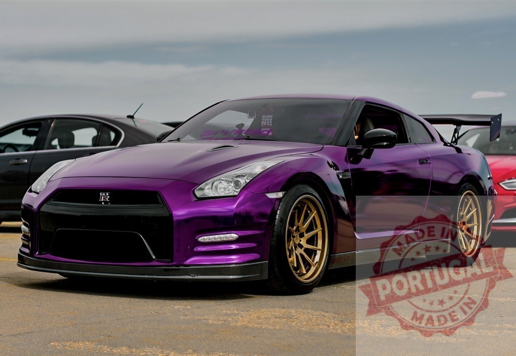Nissan GT-R sports car with chameleon wrap and gold rims | Custom built Nissan GT-R sports car parked outdoors with a chameleon purple wrap and gold rims - Realisiert mit Pictrs.com