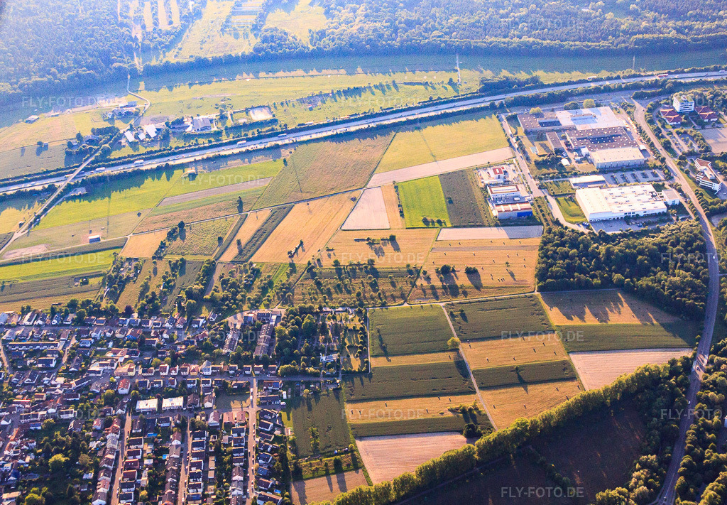 Luftbild: Dorfansicht an der A5 aus Osten im Ortsteil Bruchhausen in Ettlingen im Bundesland Baden-Württemberg in Deutschland. – Foto: IMG_57389.jpg vom 06.06.2013 durch Werner Riehm/FLY-FOTO.de – Auflösung des Originals: 4377 x 3038 px