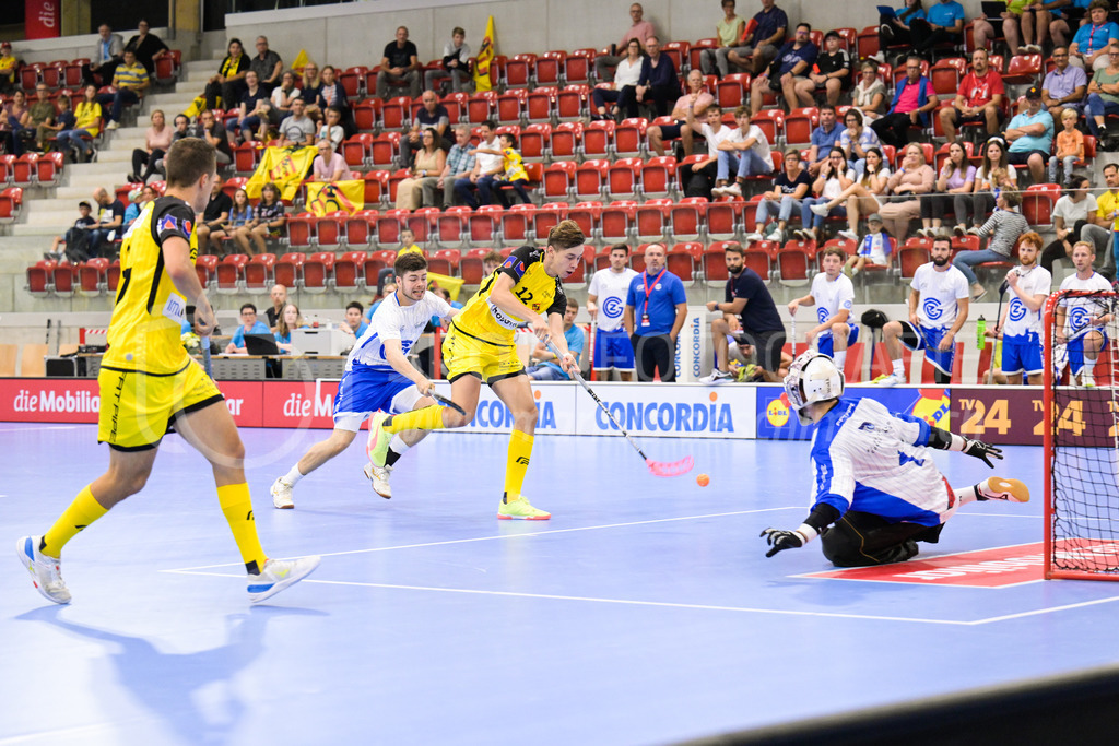 GC Unihockey vs HC Rychenberg - 27. August 2022 | GC Unihockey vs HC Rychenberg
AXA Arena, Winterthur
Severin Ott (#12 HC Rychenberg) schliesst gegen Cyril Haldemann (#1 GC Unihockey) ab, Samuel Volkart (#57 GC Unihockey) kommt zu spät.
Bild: Sportfotografie Markus Aeschimann | www.markus-aeschimann.ch - Realisiert mit Pictrs.com