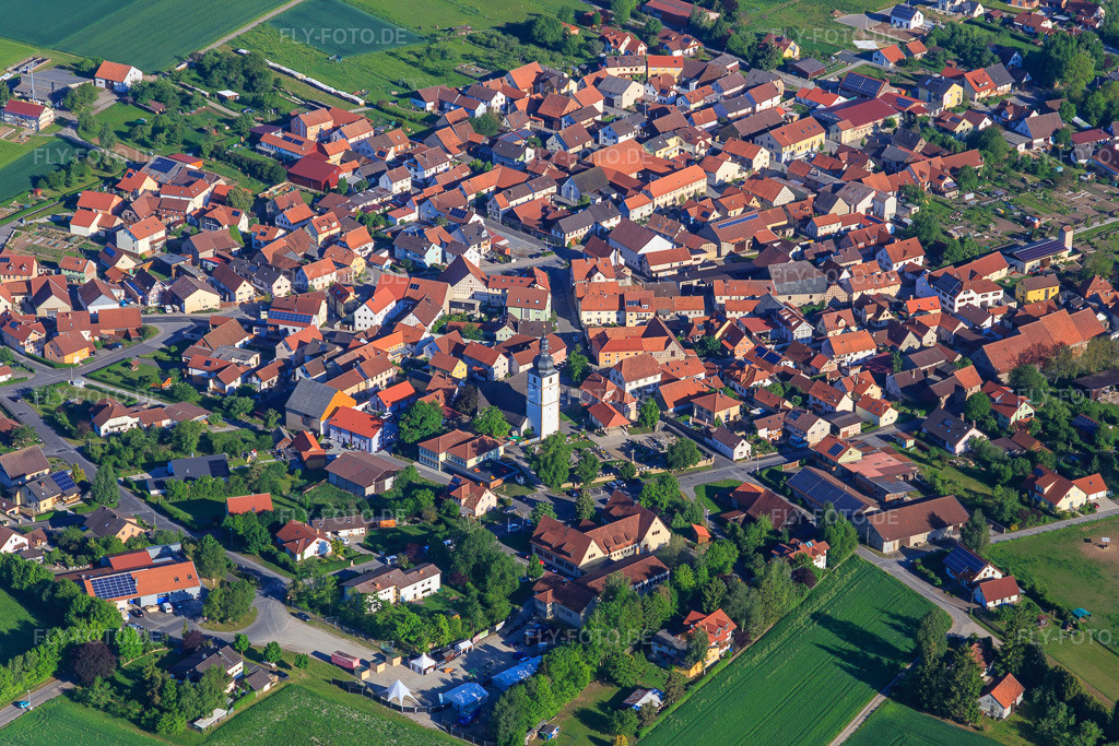 Luftbild: Dorfansicht aus Osten mit Kirche St. Margareta in Großbardorf im Bundesland Bayern in Deutschland. – Foto: IMG_100021.jpg vom 26.05.2017 durch Werner Riehm/FLY-FOTO.de – Auflösung des Originals: 5472 x 3648 px – PG Westliches Grabfeld
