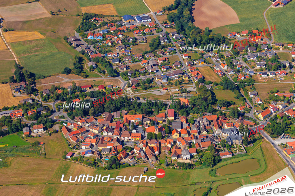 Die Luftaufnahme der Stadt Burgwindheim wurde vom UL-Flugzeug heraus erstellt ( keine Drohne )- hohe Auflösung für beste Qualität