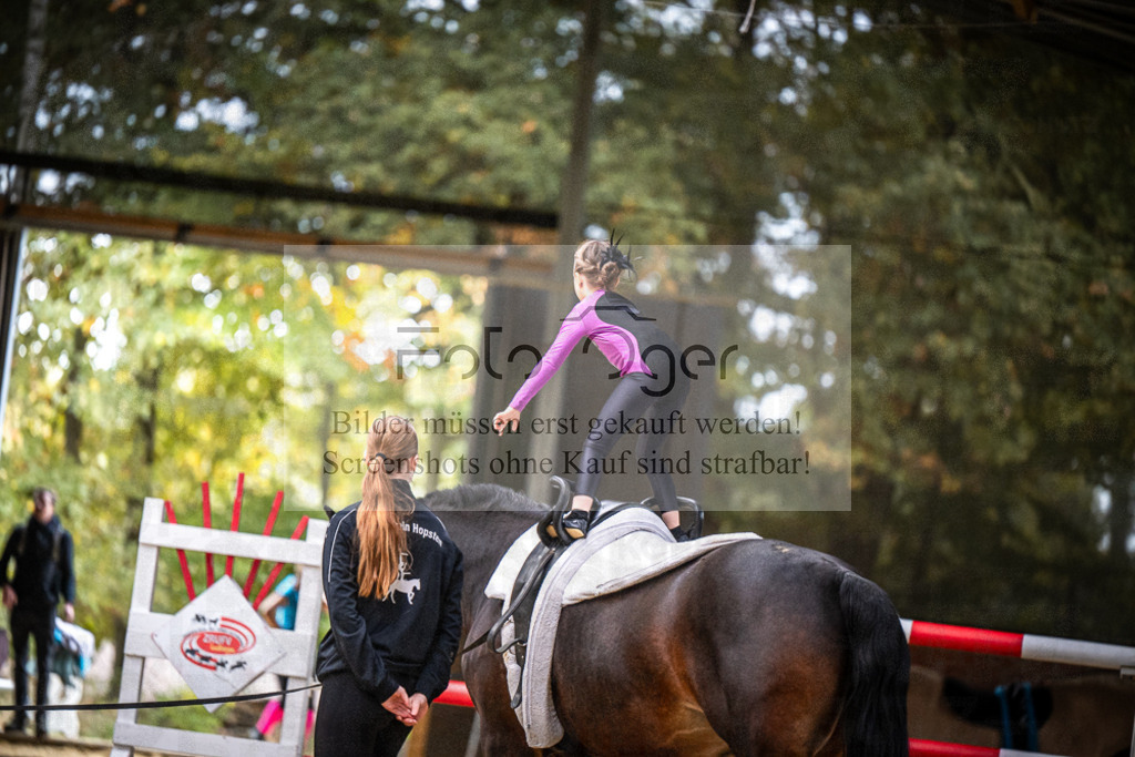 DOS_0172 | Entdecke hochwertige Reitturnierfotos von Foto Oger. Professionell, emotional und authentisch – jetzt Lieblingsmomente im Shop bestellen.Deutschlandweite Turnierfotografie. - Realisiert mit Pictrs.com