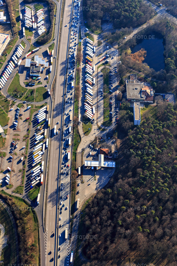 Luftbild: Autobahnraststätten: Tank & Rast Raststätte Bruchsal West und Serways Raststätte Bruchsal Ost an der A5 aus Norden in Forst im Bundesland Baden-Württemberg in Deutschland.Foto: IMG_097298.jpg vom 10.03.2017 durch Werner Riehm/FLY-FOTO.deBruchsal WestBruchsal Ost - Serways.de