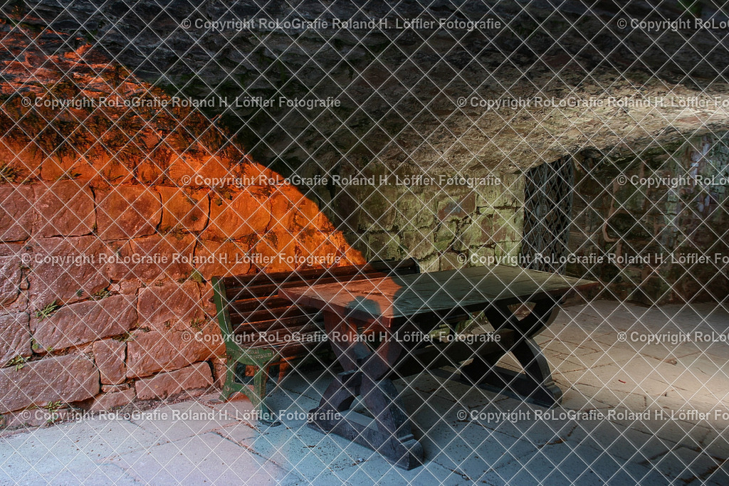 Gewölbe | Altes Burggewölbe mit Sonneneinstrahlung beim Sonnenuntergang - Realisiert mit Pictrs.com