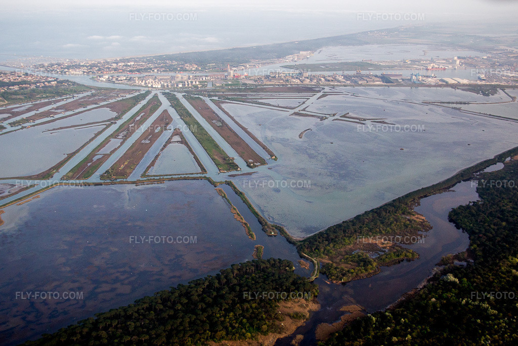 Aerial view: View of the town in Marina di Ravenna in the state Emilia Romagna, Italy. – Photo: IMG_087364.jpg taken on 04/05/2016 by Werner Riehm/FLY-FOTO.com – Resolution of the original: 5091 x 3394 px