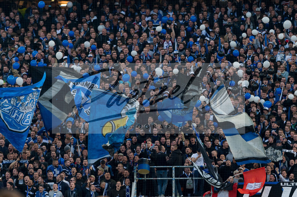 HSVSCF20220419_252 | Fussball, Herren: . Fans von Hamburger SV beim DFB-Pokal-Halbfinalspiel zwischen Hamburger SV und SC Freiburg im Volksparkstadion am 19.04.2022 in Hamburg, Deutschland.DFB / DFL REGULATIONS PROHIBIT ANY USE OF PHOTOGRAPHS AS IMAGE SEQUENCES AND/OR QUASI-VIDEO. - Realisiert mit Pictrs.com