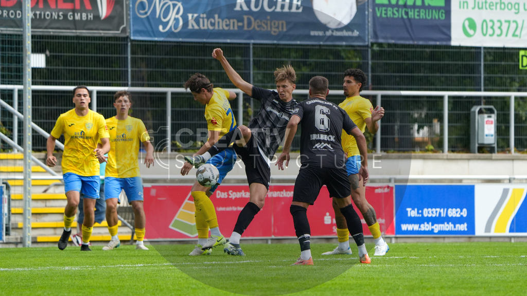 Fußball, Herren, Saison 2025/2026, Regionalliga Nordost, 2. Spieltag, FSV 63 Luckenwalde vs. Chemnitzer FC, Samstag 02.08.2025, Werner-Seelenbinder-Stadion Luckenwalde | Fußball, Herren, Saison 2025/2026, Regionalliga Nordost, 2. Spieltag, FSV 63 Luckenwalde vs. Chemnitzer FC, Samstag 02.08.2025, Werner-Seelenbinder-Stadion Luckenwalde, Im Bild: Phillip König (l. Luckenwalde) und Felix Müller (r. Chemnitz) - Realisiert mit Pictrs.com