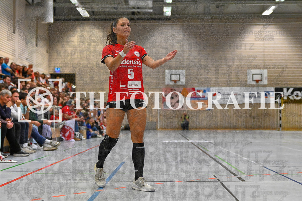 DEU, HSG Freiburg - TG Nuertingen, Handball, 2. Handball-Bundesliga, Saison 2023/2024, 04. Spieltag, Saison 2023/2024, 07.10.2023 | Nele Emmenecker (HSG Freiburg, #05)

DEU, HSG Freiburg - TG Nuertingen, Handball, 2. Handball-Bundesliga, Saison 2023/2024, 04. Spieltag, Saison 2023/2024, 07.10.2023

Foto: Eibner-Pressefoto/Thomas Hess