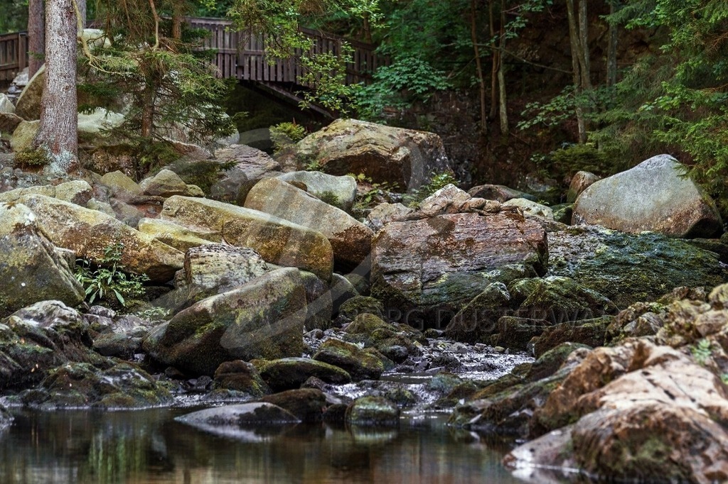 NatureArt-RIVERROCK_0039c | Liegend auf dem Plateau | #004 | Modell: Jasmin | Foto: Dennis Largo Schulz - Realisiert mit Pictrs.com