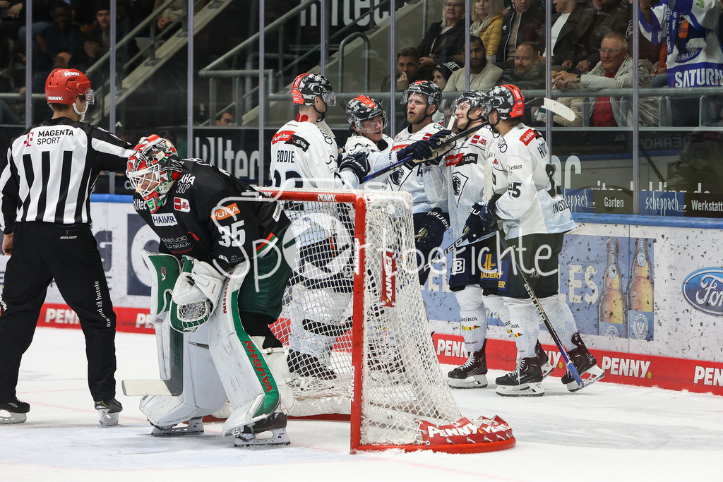 Augsburger Panther - ERC Ingolstadt | Jubel der Gaeste nach dem Treffer zum 1-4 durch Patrik VIRTA (ERC #11)