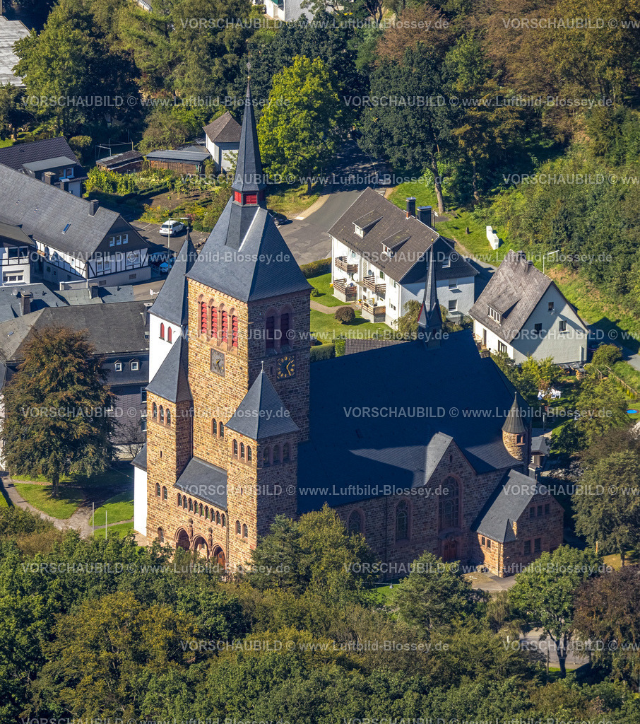 Kirchhundem230910328Kirchhundem | Luftbild, Pfarrkirche St. Peter und Paul, Kirchhundem, Sauerland, Nordrhein-Westfalen, Deutschland