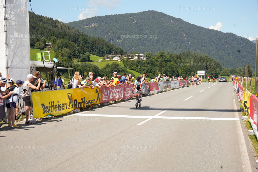 708_20230817_Bewerb_Maenner_Muehlanger | AUT - OESTERREICH, 2023-08-16: SPORT RENNRAD-FAHREN - 55. INTERNATIONALER RADWELTPOKAL IN ST. JOHANN IN TIROL  - Vintage-Radrennen mit WM-Bronze-Medaillen-Siegerin Christina Schweinberger, den Teilnehmer und Alexander Baumann (vom Orginastions-Team) - TAG 2 BEWERB MAENNER IN SECHS GRUPPEN  ; Foto: Roland Muehlanger