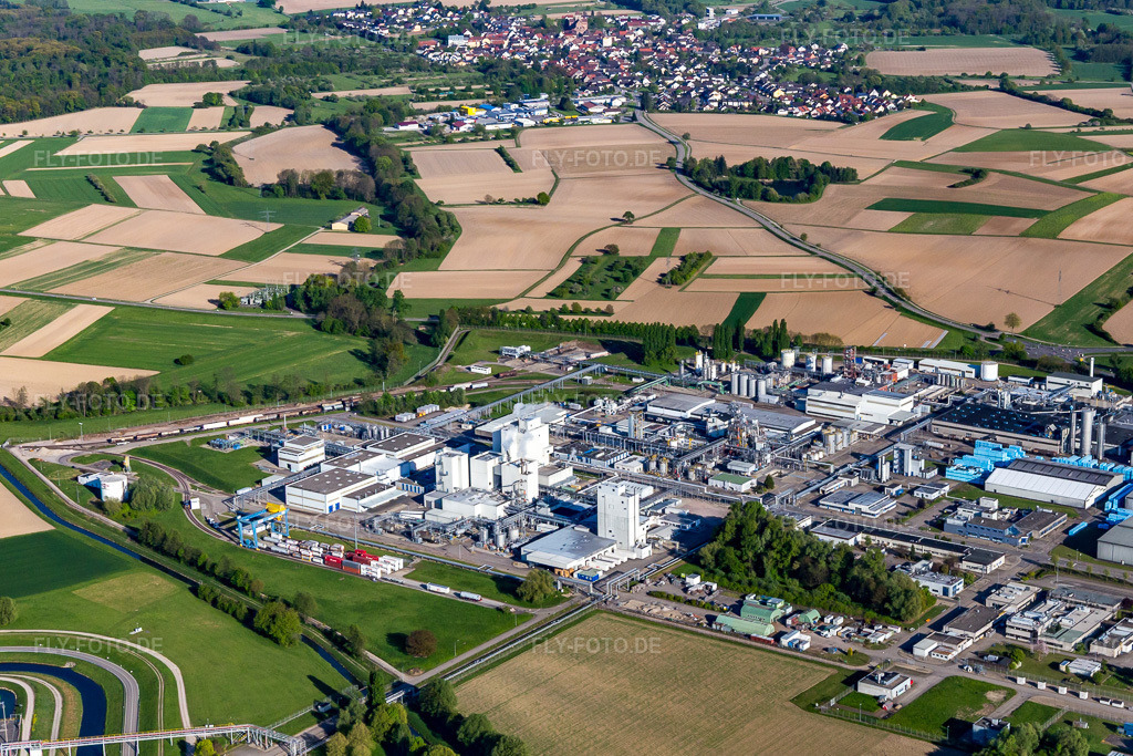 Luftbild: UHU Logistikzentrum und Dow MF Produktions GmbH & Co. Ohg im Ortsteil Greffern in Rheinmünster im Bundesland Baden-Württemberg in Deutschland. Foto: IMG_099080.jpg vom 23.04.2017 durch Werner Riehm/FLY-FOTO.de
