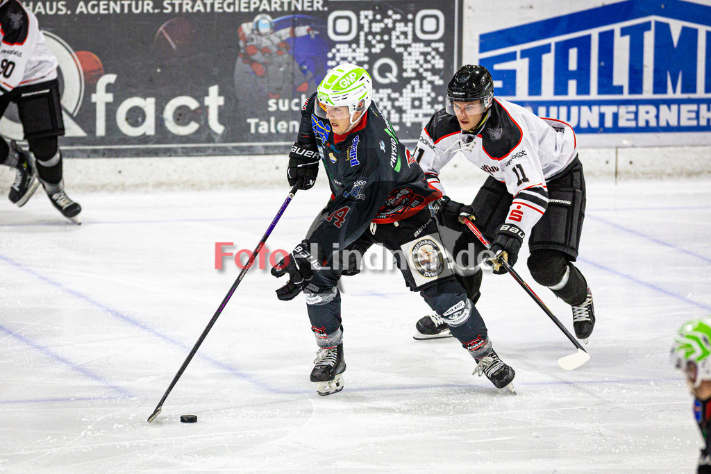 Peißenberg MINERS gegen EV Dingolfing | Eishockey Bayernliga 2025/26 Vorbereitung, Peißenberg MINERS gegen EV Dingolfing, 20250926,Niklas KIENLE (MINERS 14) in Aktion,2025-09-26 in Peißenberg (flatbuy Arena Peißenberg), Niklas KIENLE (MINERS 14), David MAUS (Dingolfing 11)Copyright: WolfgangxLindner www.foto-lindner.de