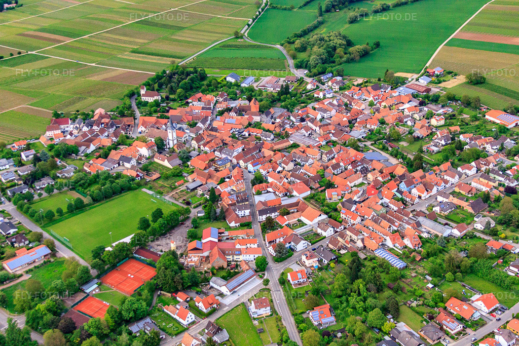 Luftbild: Dorfzentrum aus Südwesten im Ortsteil Mörzheim in Landau im Bundesland Rheinland-Pfalz in Deutschland. Foto: IMG_57291.jpg vom 30.05.2013 durch Werner Riehm/FLY-FOTO.de