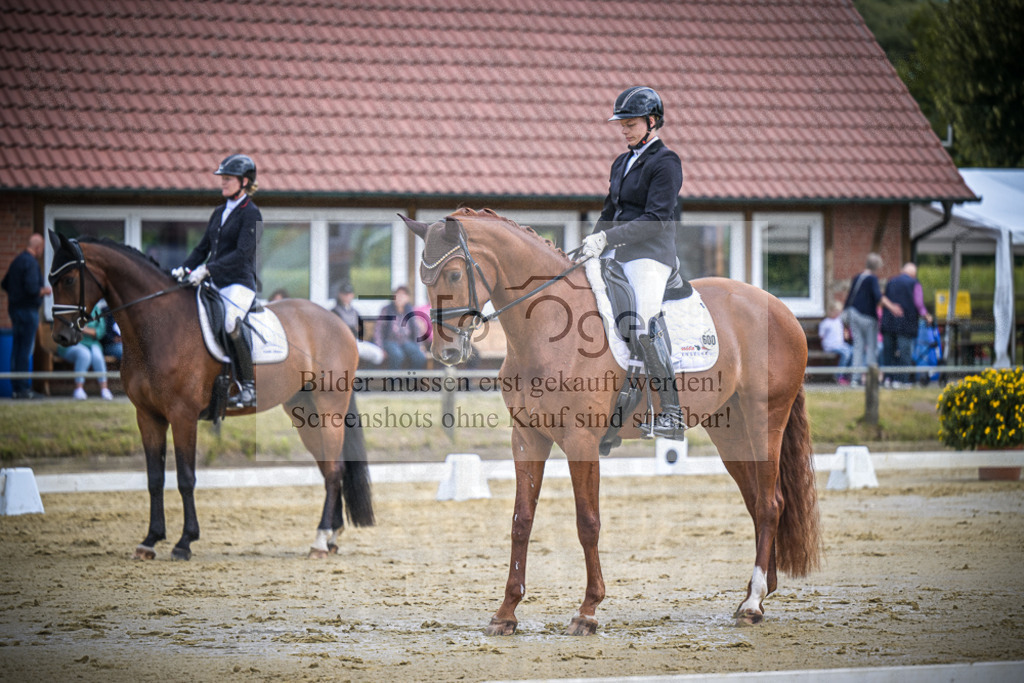DOS_8609 | Entdecke hochwertige Reitturnierfotos von Foto Oger. Professionell, emotional und authentisch – jetzt Lieblingsmomente im Shop bestellen.Deutschlandweite Turnierfotografie. - Realisiert mit Pictrs.com